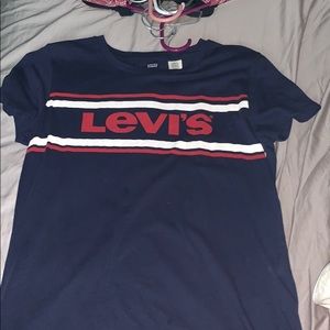 levi’s t-shirt